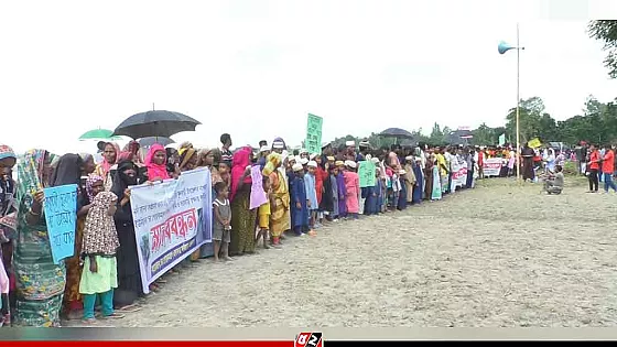টেকসই বেড়ি বাঁধের দাবীতে নদী তীরে মানববন্ধন 