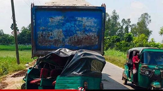 ট্রাক-অটোরিকশার সংঘর্ষে বাবা-ছেলেসহ নিহত ৩