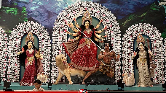 ষষ্ঠীপূজার মধ্য দিয়ে আজ থেকে শুরু শারদীয় দুর্গাপূজা