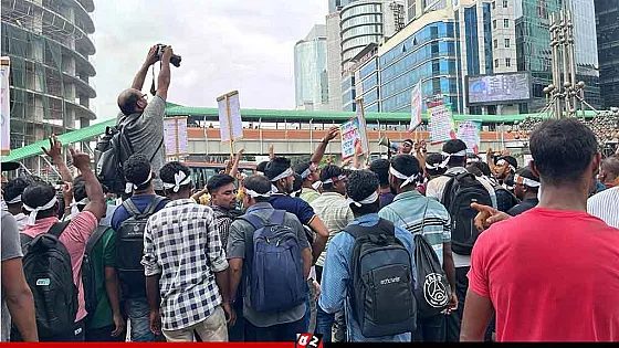 ৫ দাবিতে কারওয়ান বাজারে মালয়েশিয়া গমনেচ্ছুদের বিক্ষোভ