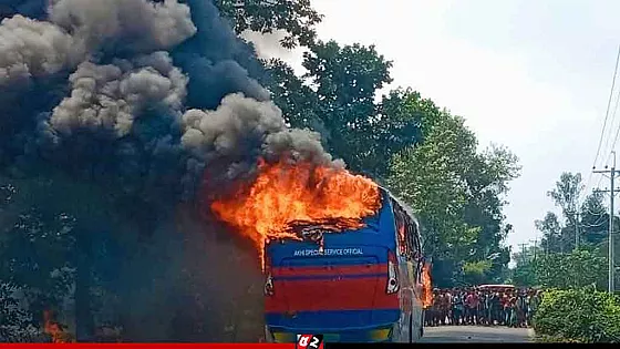 বাসচাপায় সাইকেল আরোহীর মৃত্যু, বাসে আগুন