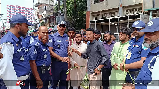 দায়িত্বে ফেরা ট্রাফিক পুলিশদের ফুল দিয়ে বরণ করলো শিক্ষার্থীরা