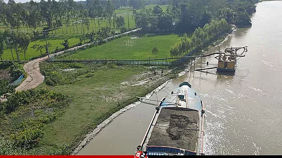 থামছে না কুশিয়ারা নদীতে অবৈধ বালু উত্তোলন,  ভাঙ্গনে বিলীন হচ্ছে তীরবর্তী জনপদ