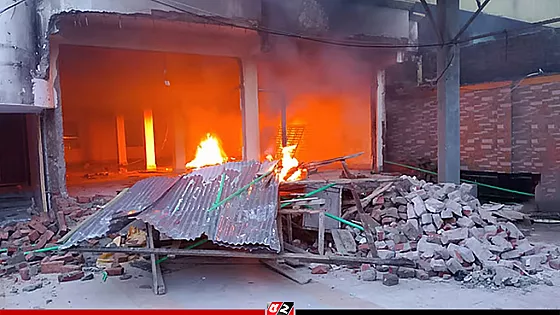 সাবেক এমপির বাড়িতে আবারও আগুন