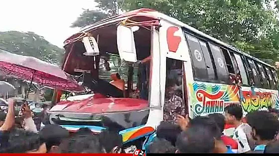 নিয়ন্ত্রণ হারিয়ে দোকানের ওপর পড়লো বাস, নিহত ৩