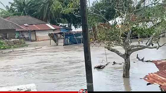 ঢাকি নদের বাঁধ ভেঙে পানিবন্দি শতাধিক পরিবার