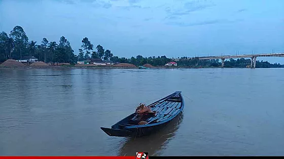 বজ্রপাতে নদীতে পড়ে জেলে নিখোঁজ