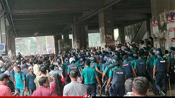 সাউন্ড গ্রেনেড নিক্ষেপ করে শিক্ষকদের সরিয়ে দিয়েছে পুলিশ