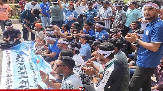 শিক্ষা ভবনের সামনে অবস্থান নিয়েছে ৭ কলেজের শিক্ষার্থীরা