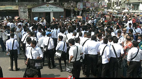 অধ্যক্ষের আহ্বানে সড়ক অবরোধ তুলে নিলেন ঢাকা কলেজ শিক্ষার্থীরা   
