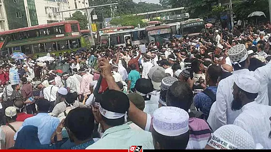 ব্যারিকেড ভেঙে শাহবাগ মোড়ে শিক্ষকরা, যান চলাচল বন্ধ