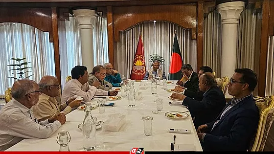 রাজনৈতিক দলগুলোর সঙ্গে জরুরি বৈঠকে বসেছেন প্রধান উপদেষ্টা