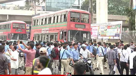 ফার্মগেটে শিক্ষার্থীদের সড়ক অবরোধ, যান চলাচল বন্ধ