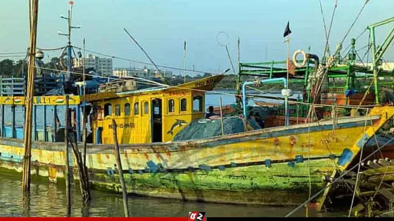 অবৈধ অনুপ্রবেশের দায়ে ৯ জেলেসহ ভারতীয় ট্রলার আটক