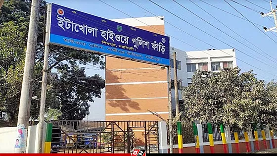 নরসিংদীতে যাত্রীবাহী বাসের ধাক্কায় ইজিবাইকের চালকসহ নিহত ৩