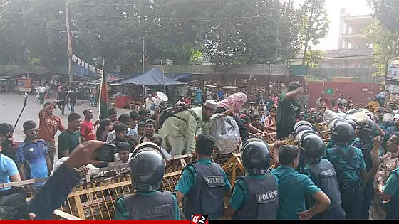 প্রতিবন্ধীদের যমুনা অভিমুখে পদযাত্রায় পুলিশের বাধা