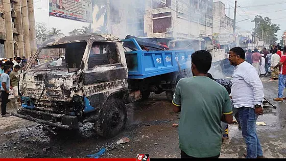 পৌরসভার ৩ গাড়িতে আগুন দিলেন ব্যবসায়ীরা