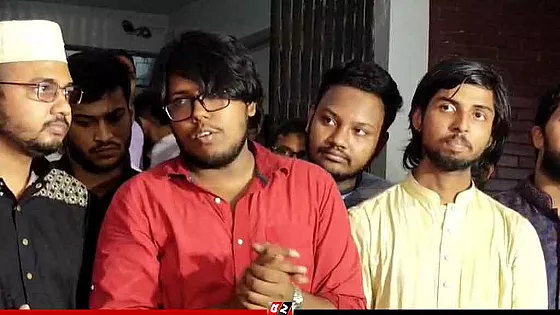 ট্রেজারার অফিসের সামনে তিন দাবিতে ডাকসু নেতাদের অবস্থান