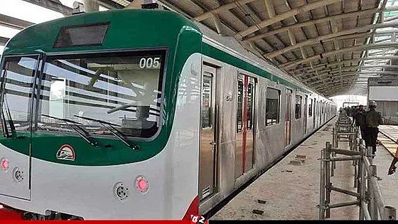 দুর্ঘটনায় থমকে মেট্রোরেল, অপেক্ষায় যাত্রীরা