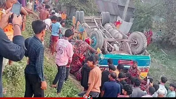 বাস খাদে পড়ে নিহত ১, আহত ২০