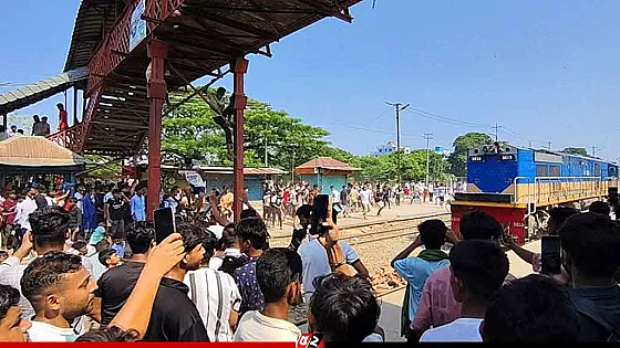 জেলার দাবিতে ভৈরবে রেলপথ অবরোধ করে ট্রেনে পাথর নিক্ষেপ, আহত ২০