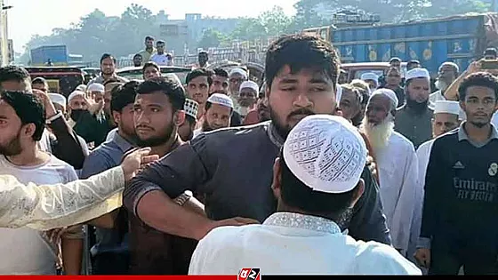 জামায়াতের এমপি প্রার্থীর মাইক্রোফোন কেড়ে নিলো দলীয় নেতাকর্মীরা