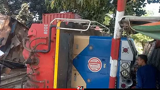 মালবাহী ট্রেন–লরি সংঘর্ষ, চাপা পড়ে নিহত ১