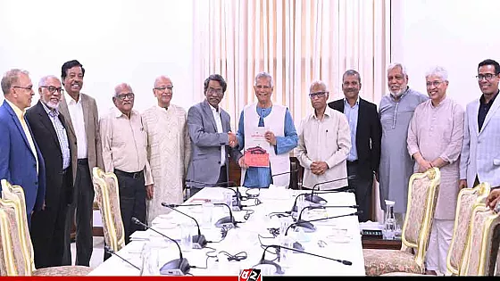 প্রধান উপদেষ্টার কাছে জুলাই সনদ বাস্তবায়নের সুপারিশ হস্তান্তর