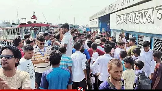 জেলার দাবিতে এবার ভৈরবে নৌপথ অবরোধ করে বিক্ষোভ