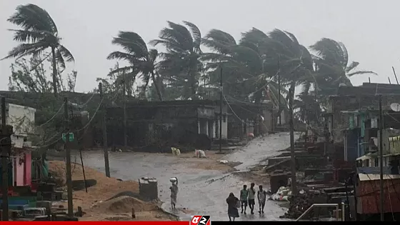 ঘূর্ণিঝড় মোন্থার আঘাতে লণ্ডভণ্ড ভারতের অন্ধ্রপ্রদেশ, নিহত ১