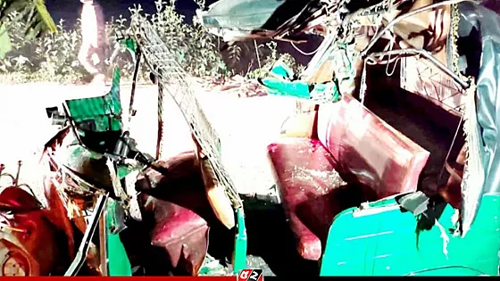 দাঁড়িয়ে থাকা ট্রাকে অটোরিকশার ধাক্কা, নিহত ২