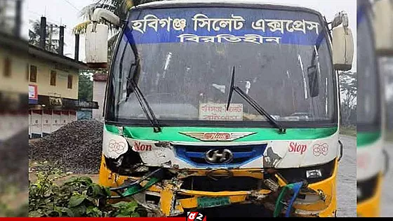 বাস-প্রাইভেটকার সংঘর্ষে প্রাণ গেল বাবা-মেয়ের