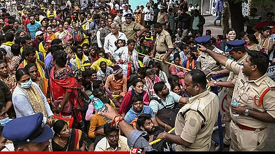 মন্দিরে পদদলিত হয়ে ১০ জনের মৃত্যু