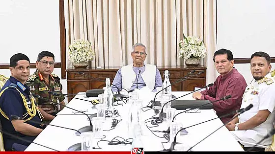 প্রধান উপদেষ্টার সঙ্গে তিন বাহিনী প্রধানের বৈঠক