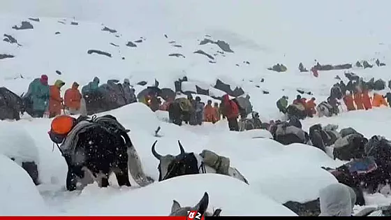  এভারেস্টের পাদদেশে আটকে আছেন কয়েক শ’ পর্যটক!