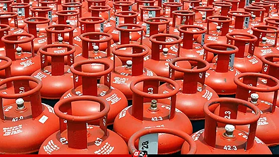 ১২ কেজি এলপিজির নতুন দাম নির্ধারণ