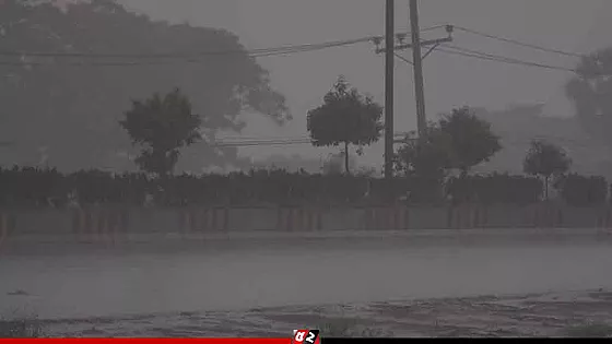 মেঘের চাদরে ঢাকা আকাশ, খেলছে বৃষ্টির খেলা