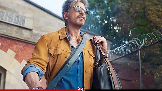 ষাট পেরিয়েও টিজারে দুনিয়া কাঁপালেন কিং খান!