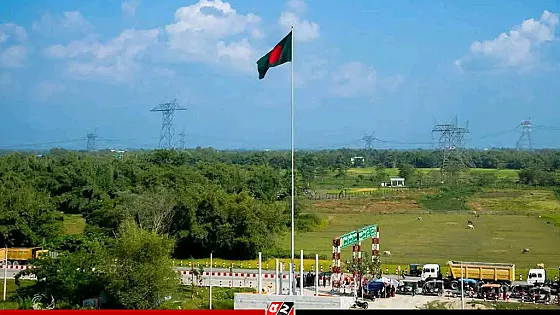 দেশের সর্বোচ্চ পতাকাস্ট্যান্ডে উড়লো লাল-সবুজের পতাকা