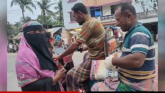 ফেরিওয়ালাকে মারধর, তথ্য সংগ্রহকালে সাংবাদিকদের হুমকি