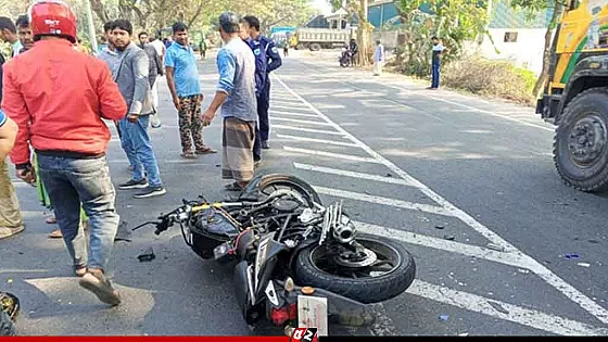 ট্রাক-মোটরসাইকেল সংঘর্ষে ৩ বন্ধু নিহত