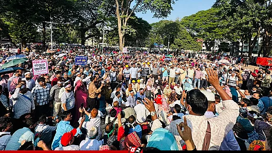 ৩ দফা দাবিতে শহিদ মিনারে হাজারো প্রাথমিক শিক্ষক