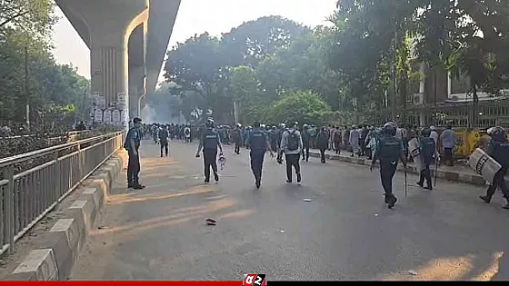 প্রাথমিক শিক্ষকদের পদযাত্রায় পুলিশের বাধা, সাউন্ড গ্রেনেড নিক্ষেপ