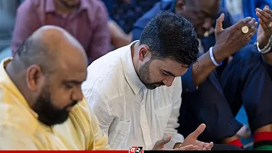 মসজিদে জুমার নামাজ আদায় করলেন মেয়র মামদানি