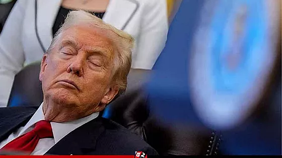 ওভাল অফিসে অনুষ্ঠান চলাকালে ‘ঘুমিয়ে’ পড়লেন ট্রাম্প