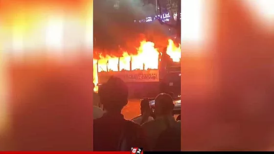 এবার রাজধানীতে বিশ্ববিদ্যালয়ের বাসে আগুন