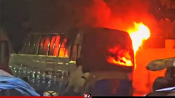 রাজধানীতে আবারও বাসে আগুন