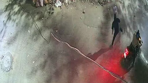 মধ্যরাতে মোহাম্মদপুর প্রিপারেটরি স্কুলে পেট্রোল বোমা নিক্ষেপ