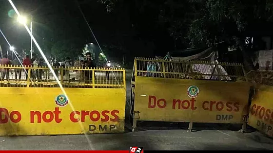 ধানমন্ডি ৩২ এ নিরাপত্তা জোরদার, সড়কে পুলিশের ব্যারিকেড