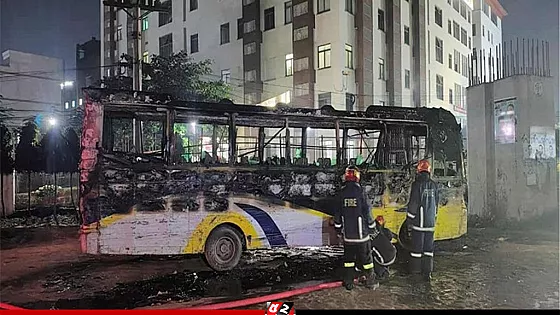 সাভারে বাসে আগুন, লাফিয়ে প্রাণে বাঁচলেন চালক  